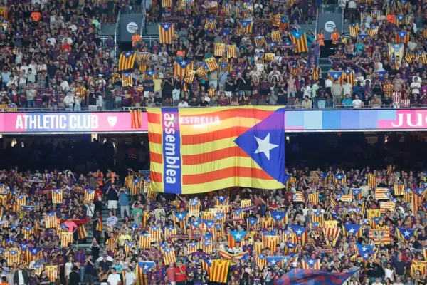 The Camp Nou fills with esteladas like in the most heated moments of the 'procés'