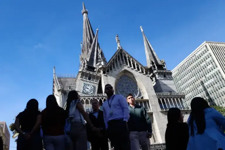 Neighbors of Manizales observe the damage suffered by the city's cathedral during the earthquake.