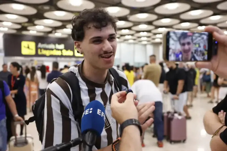 Passengers from Italy at Adolfo Suárez airport in Madrid. Efe