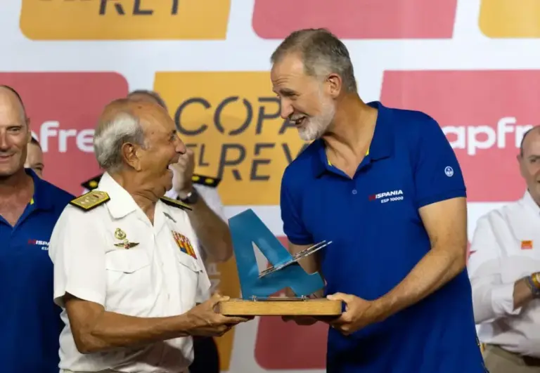 Felipe VI shares trophy with Jaime Rodríguez-Toubes
