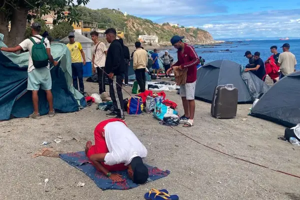 Like the cat and mouse in Ceuta: the Police evict Trampolín again and the migrants occupy the beach again