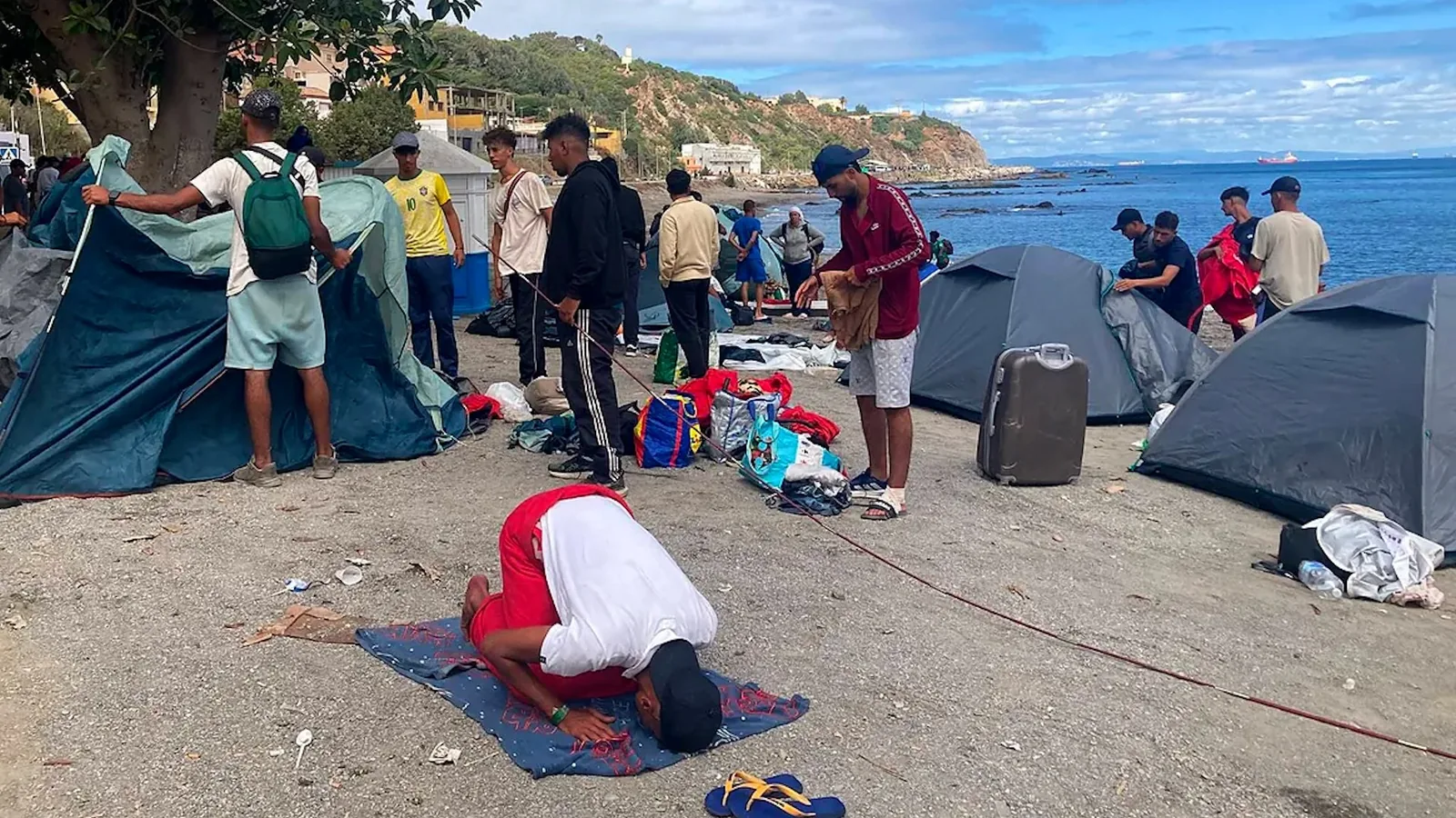 Like the cat and mouse in Ceuta: the Police evict Trampolín again and the migrants occupy the beach again