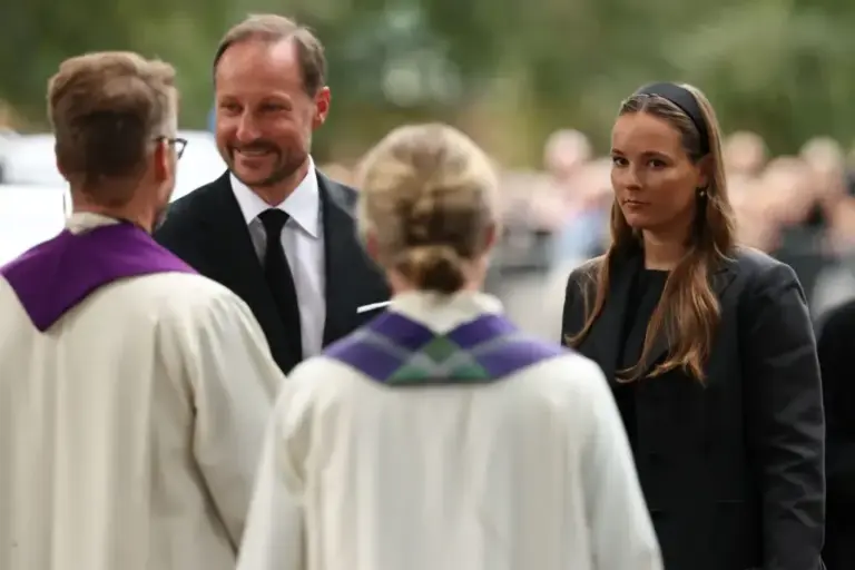 King Haakon of Norway takes part in tributes to his late father, marked by the absence of Mette-Marit