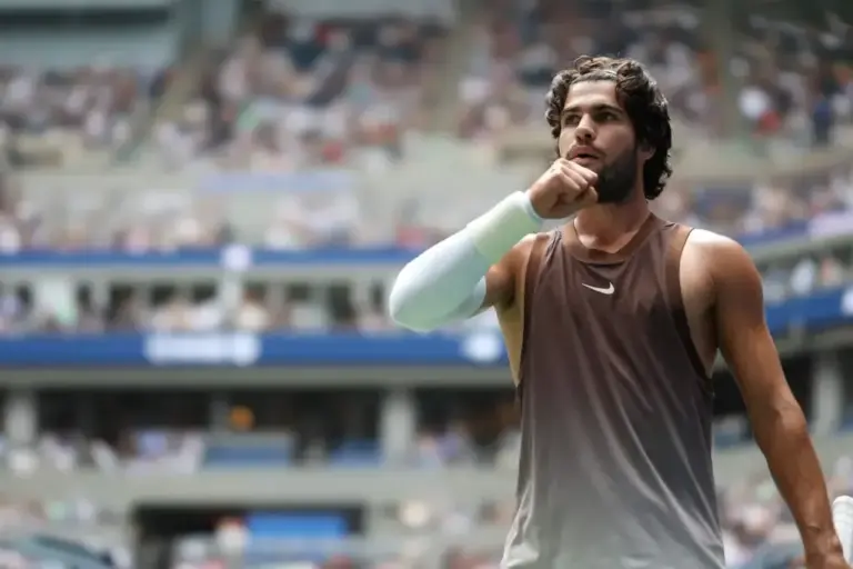 Alcaraz returns as Alcaraz: defeats Safiullin in the first round of the US Open and leaves behind his long injury