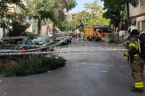Seven consecutive earthquakes in Granada leave three with minor injuries, cause evacuations of shopping centers and hotels, and medical consultations and scheduled surgeries are suspended