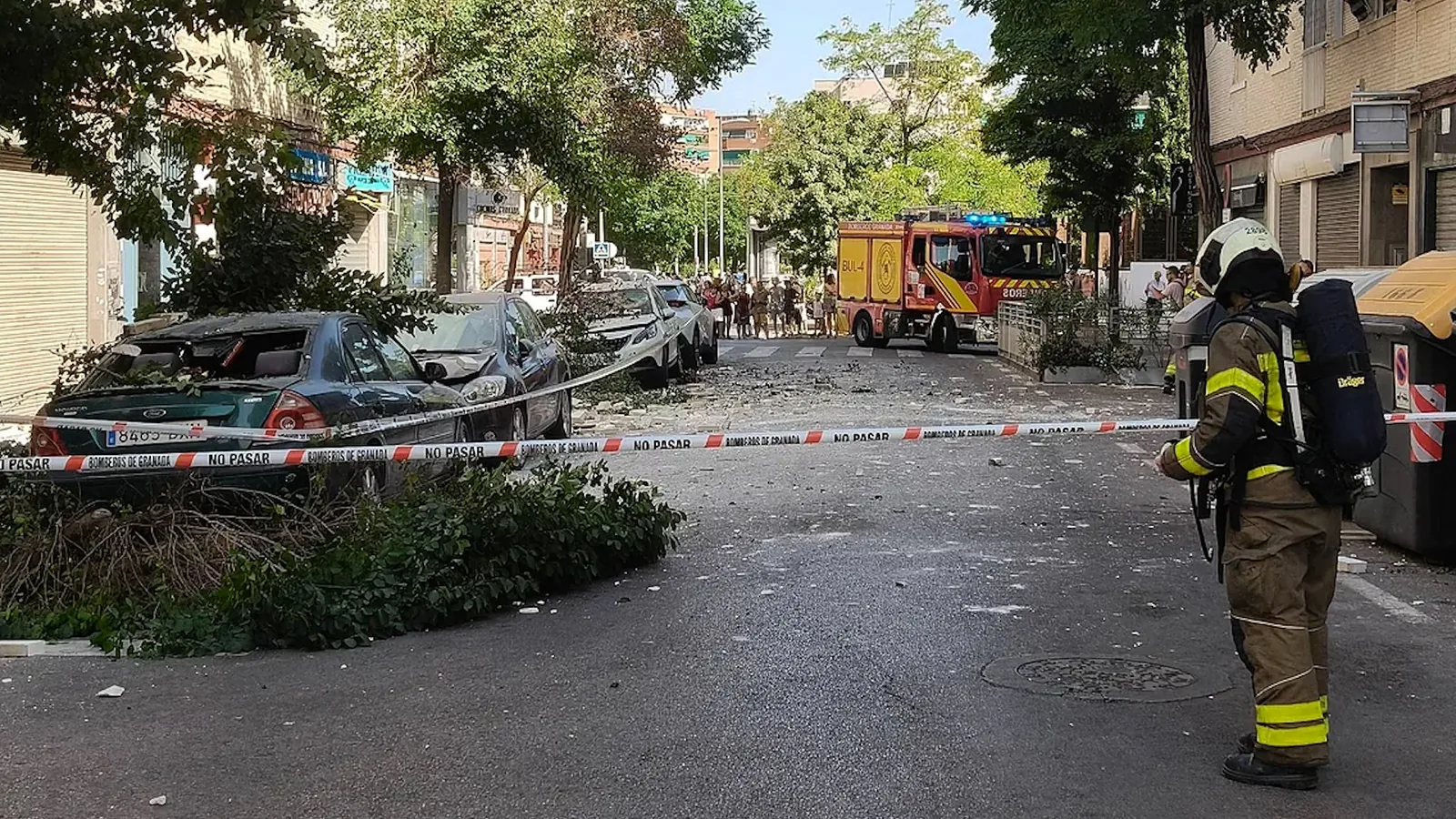 Seven consecutive earthquakes in Granada leave three with minor injuries, cause evacuations of shopping centers and hotels, and medical consultations and scheduled surgeries are suspended