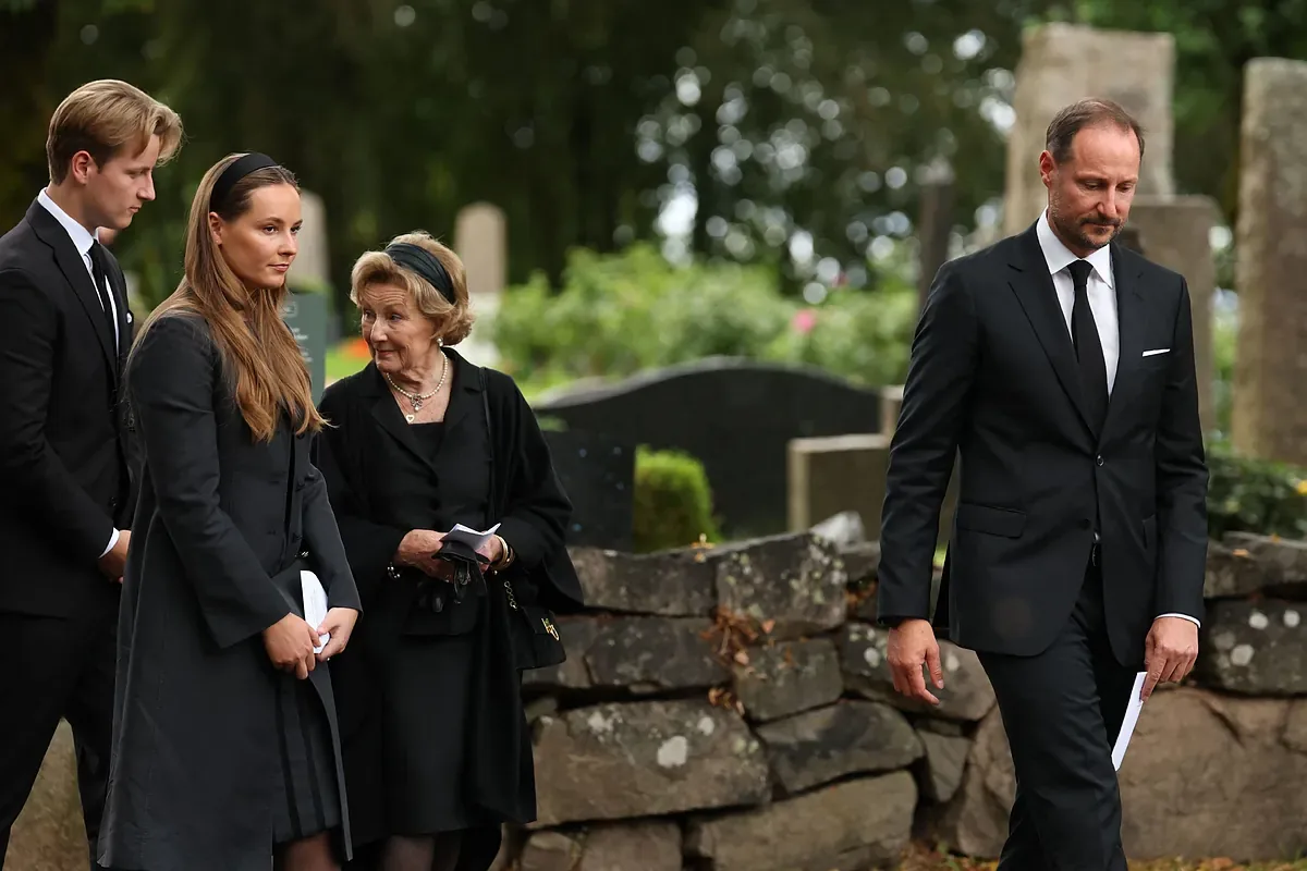 King Haakon of Norway takes part in tributes to his late father, marked by the absence of Mette-Marit