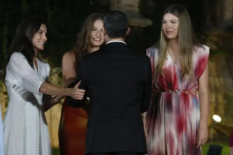 Queen Letizia and her daughters greet singer-songwriter Jaime Anglada, friend of the King.