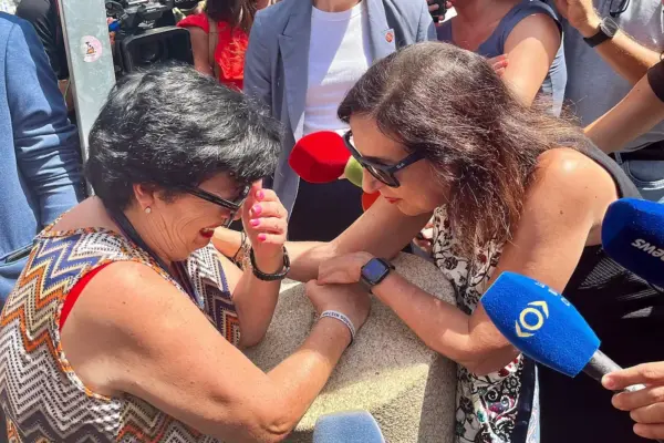 "I'm very scared": the woman who moved Robles in his tense reception in Ceuta