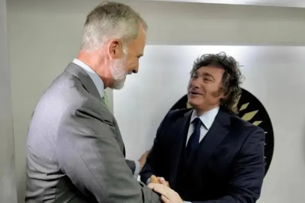 Felipe VI and Milei coincide at the inauguration of De la Espriella and protagonize a unique moment