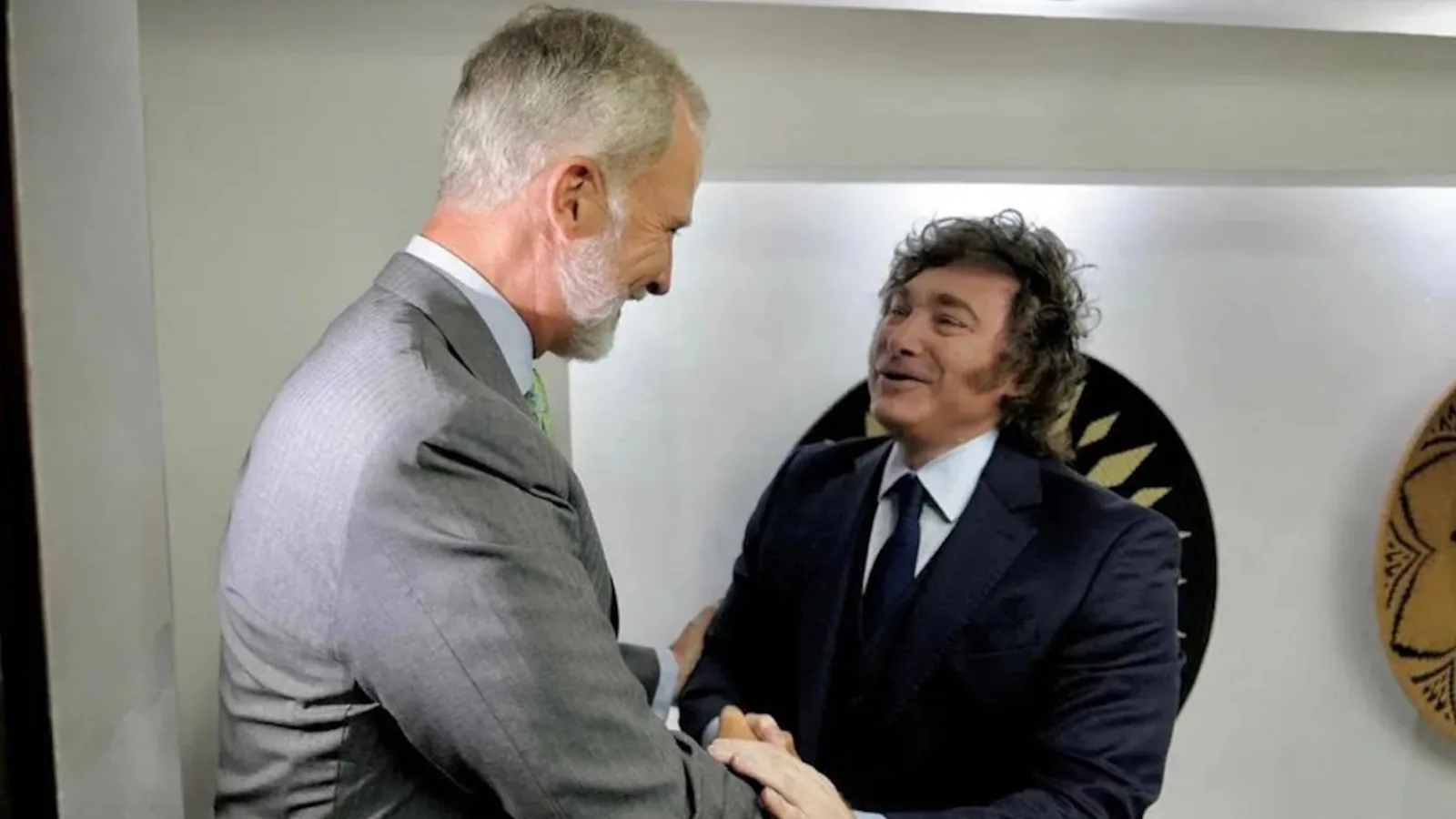 Felipe VI and Milei coincide at the inauguration of De la Espriella and protagonize a unique moment