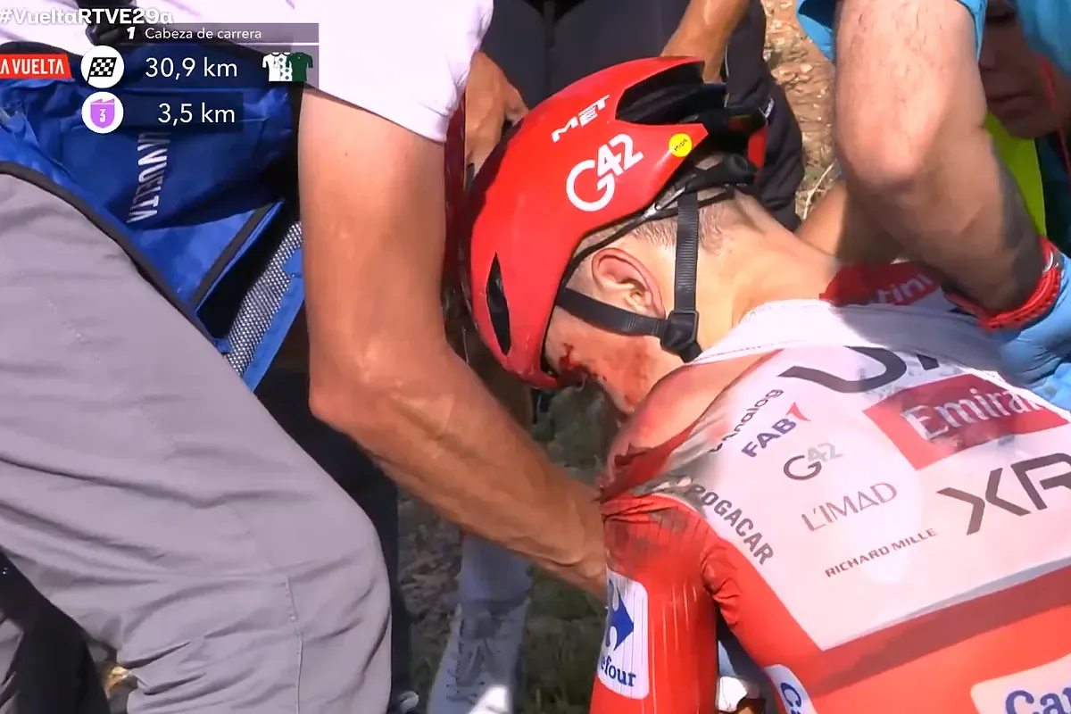 Pogacar abandons the Vuelta a España after a crash from which he is evacuated by ambulance