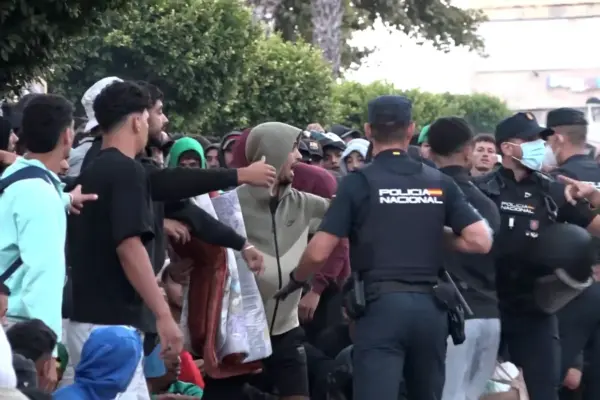 Police fire shots into the air to disperse a settlement of thousands of immigrants in Ceuta: "There were brawls, sexual assaults..."