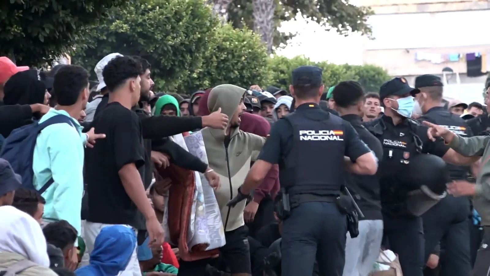 Police fire shots into the air to disperse a settlement of thousands of immigrants in Ceuta: "There were brawls, sexual assaults..."