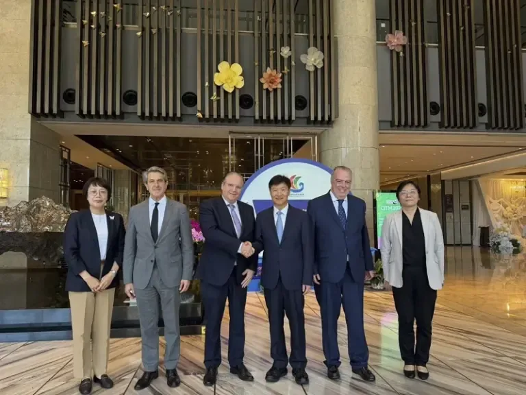 Carmona (c), reunido con el gobernador de Hainan (2d)