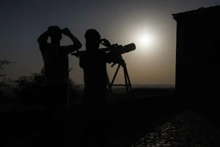 Neighbors of Hita (Guadalajara) rehearse observing the solar eclipse. The town will organize a day with talks and activities on August 12.