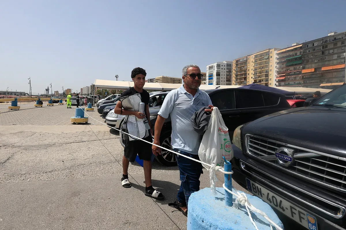 Some Moroccans who stormed Ceuta arrive at the beaches of the Campo de Gibraltar