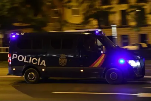 A fight between two family clans from Vallecas ends with a woman dead, several stabbed injured, and riot police guarding the Gregorio Marañón