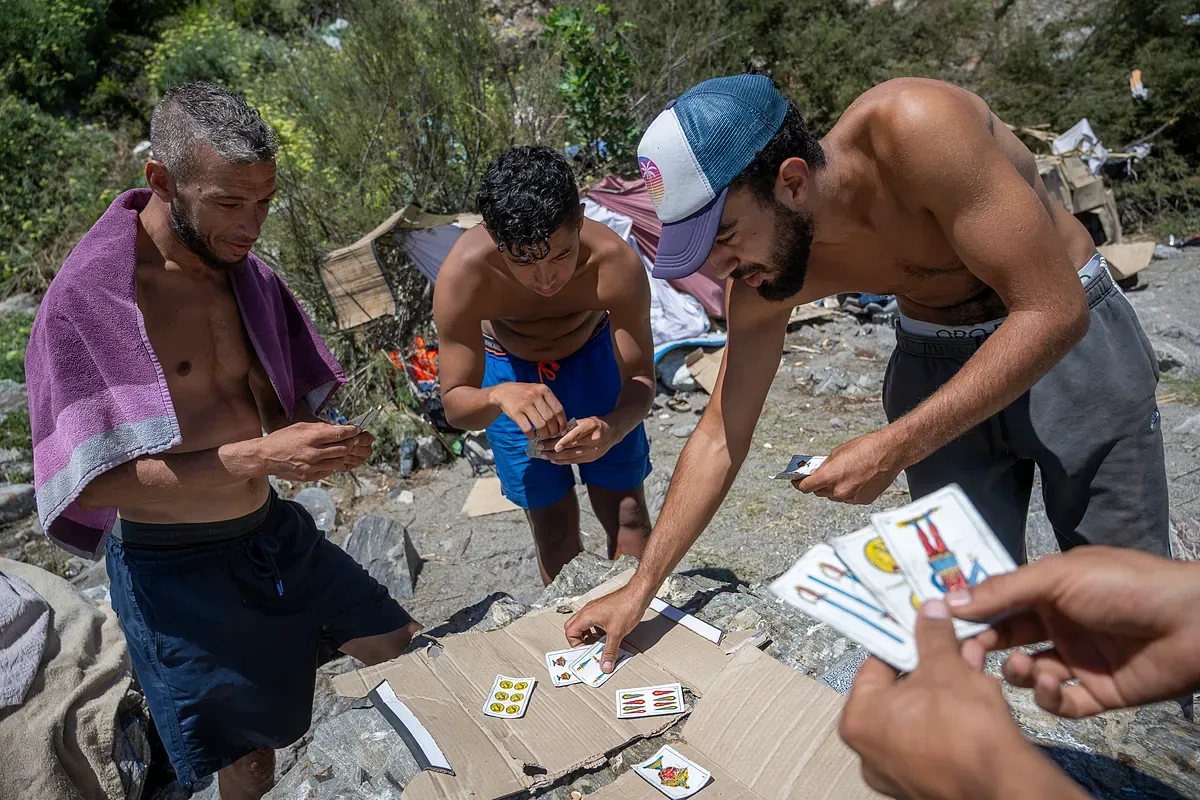 In the paradise of Kamel and his six 'Robinsons' from Ceuta: "We are not moving from here, Europe is better than Africa"