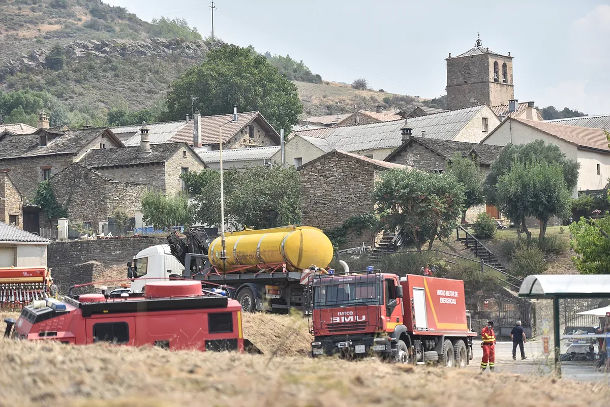 One dead and three injured as a UME fire truck overturns in the Las Peñas de Riglos fire