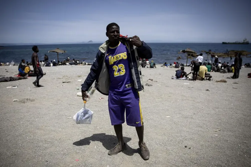The drama of Mussa among hundreds of Africans stranded on Trampolín beach: "My four friends died trying to cross"