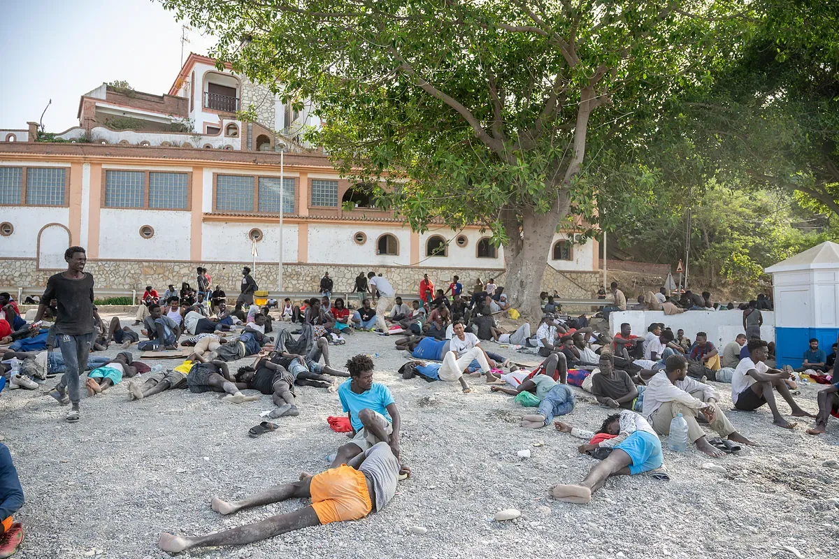 Migrants portray Morocco's neglect in the face of Thursday's avalanche: "There were 3-4 gendarmes and they only pushed us towards the sea"