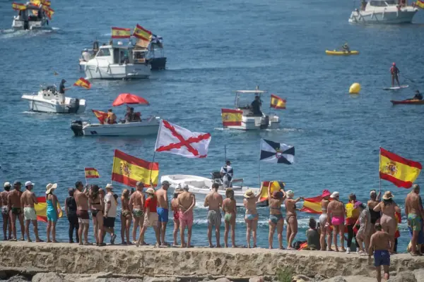 Ceuta bids farewell with cheers and Spanish flags to the 60 boats of the solidarity flotilla