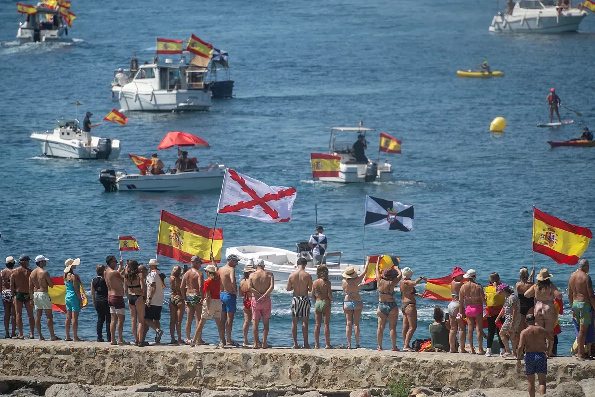 Ceuta bids farewell with cheers and Spanish flags to the 60 boats of the solidarity flotilla