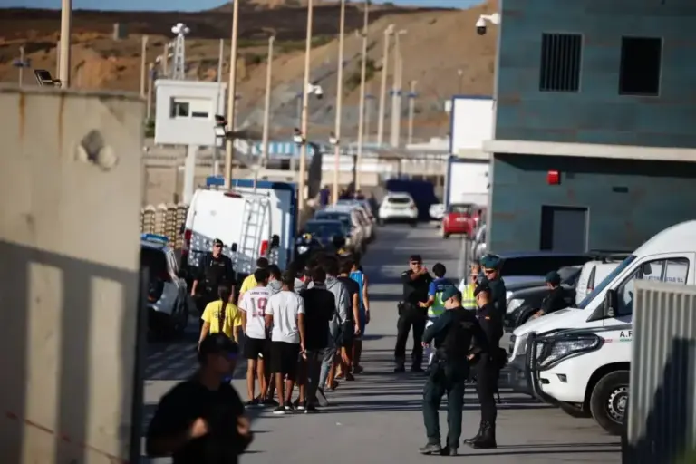 Entry of immigrants to Ceuta from Morocco, live | Marlaska raises to 72,000 the number of immigrants who entered Ceuta from Morocco