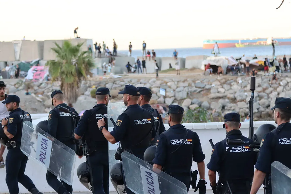 Three arrested for throwing a Molotov cocktail at a group of soldiers in Ceuta