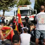 Sit-in by Ceutíes to prevent the arrival of food for immigrants: "The Red Cross is a mafia!"