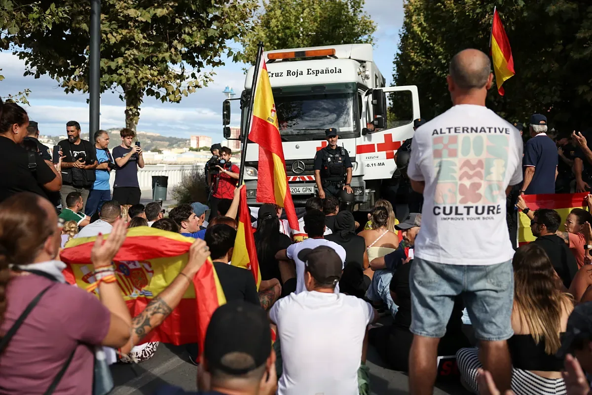Sit-in by Ceutíes to prevent the arrival of food for immigrants: "The Red Cross is a mafia!"
