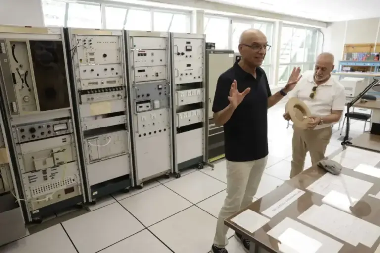 Secretary of State for Science, Juan Cruz, and astrophysicist Pablo de Vicente, today at the Yebes Astronomical Observatory, Guadalajara. | CARLOS GARCÍA POZO