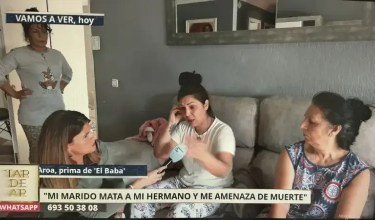 El equipo del programa 'TardeAR' de Telecinco en la casa de los Salazar entrevista a Aroa, prima de 'El Baba'.