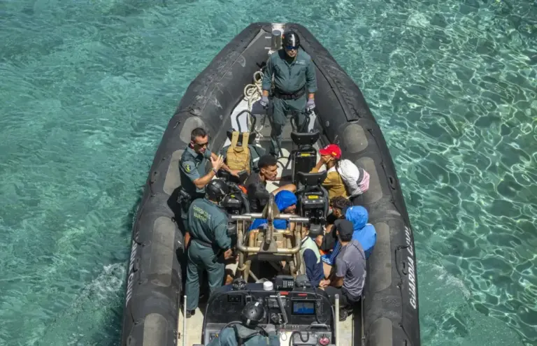 Civil Guard personnel transport eight Moroccan citizens detained during the gathering by boat.