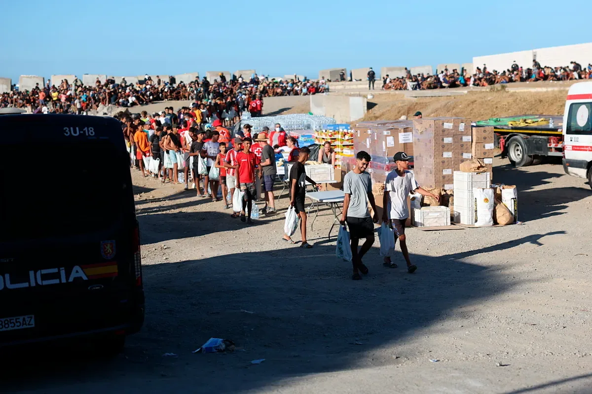 Feijóo calls to confine Ceuta due to "health risk" and the Minister of Health dismisses it as "unjustified" and "excessive"