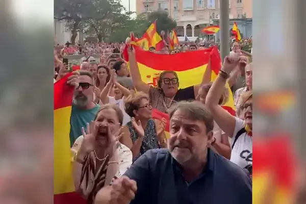 Hundreds of Ceutíes march against the Government's handling of the migration crisis