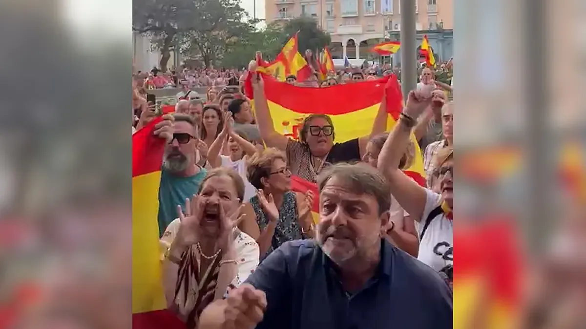 Hundreds of Ceutíes march against the Government's handling of the migration crisis
