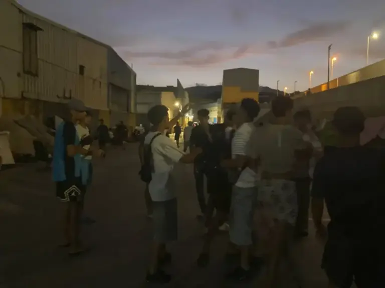 Migrantes menores juegan al fútbol en el polígono de El Tarajal.