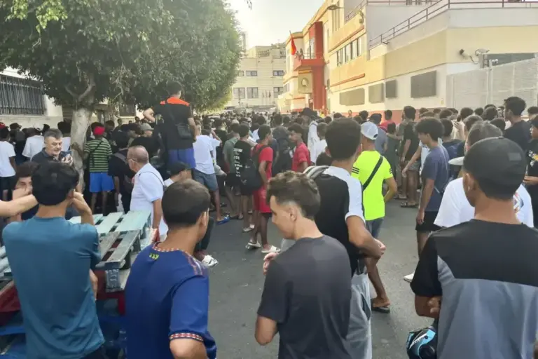 August 9, 2026. The Trampolín beach practically turned into a shantytown settlement. The protests of the Ceutans, the same day, against the abandonment by Pedro Sánchez’s government. August 10. Hundreds of minors at the door of the autonomous city’s police station.
