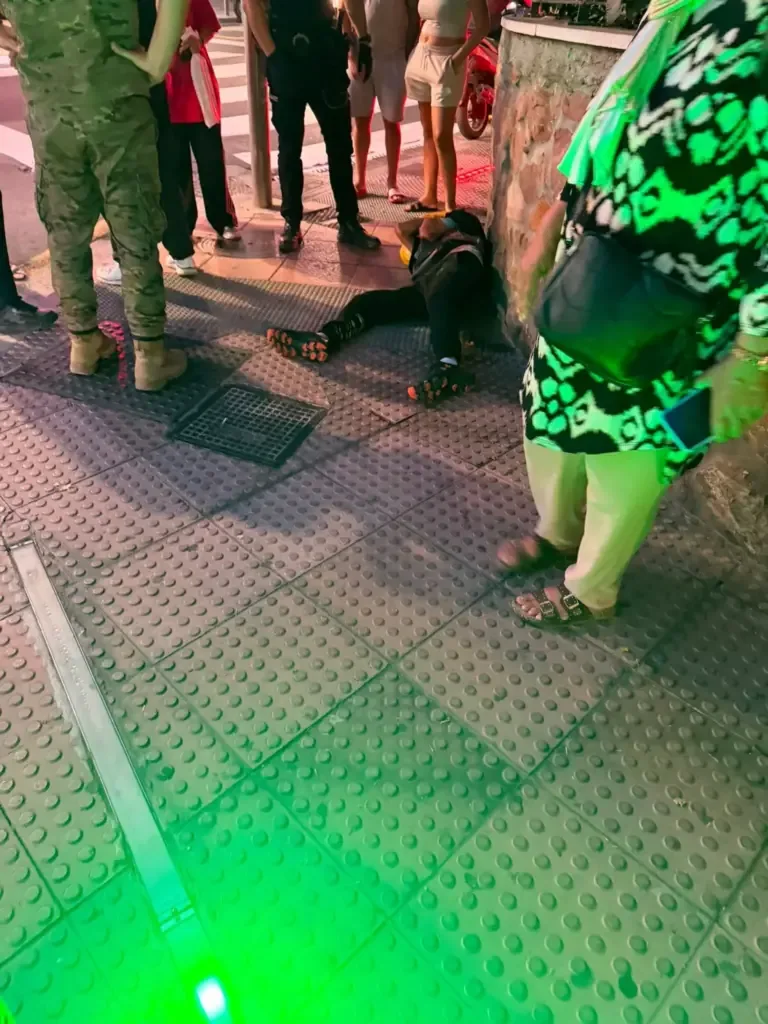A young Maghrebi injured on the ground tonight in Ceuta after being attacked.