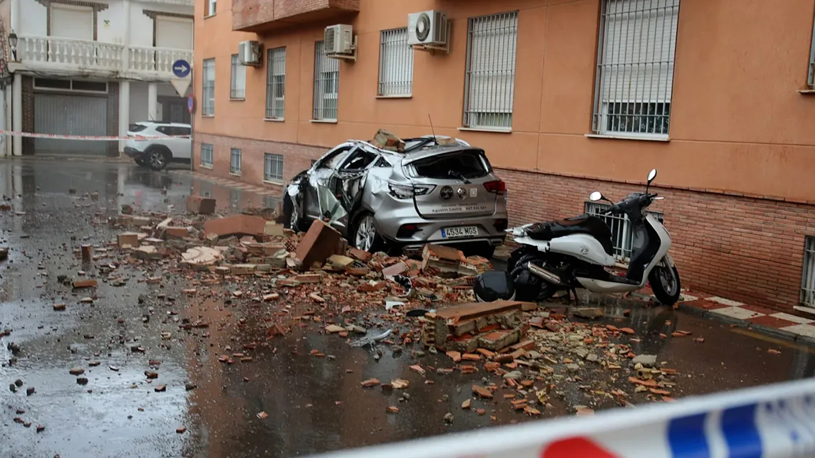 A strong magnitude 5 earthquake shakes Granada at dawn and causes material damage