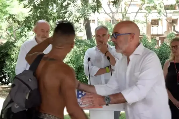 A man confronts Bendodo (PP) during a press conference in Barcelona