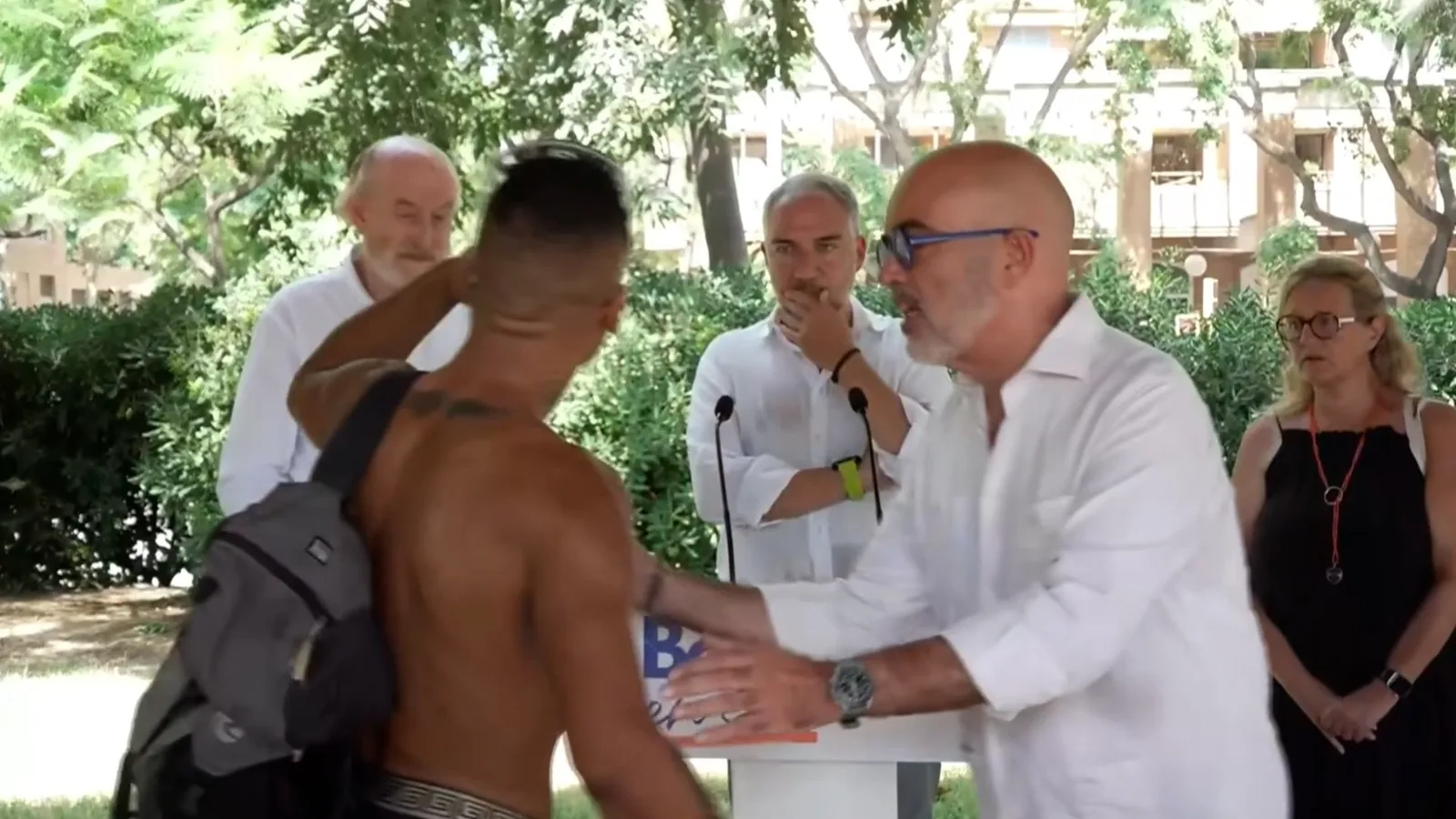 A man confronts Bendodo (PP) during a press conference in Barcelona