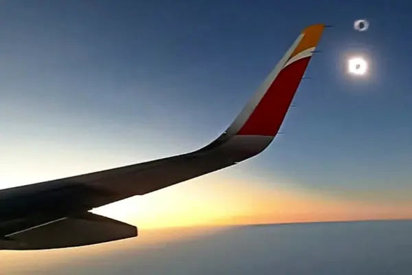 The solar eclipse from an Iberia plane full of astronomers: "Not even Ferran Torres' goal, dude!"