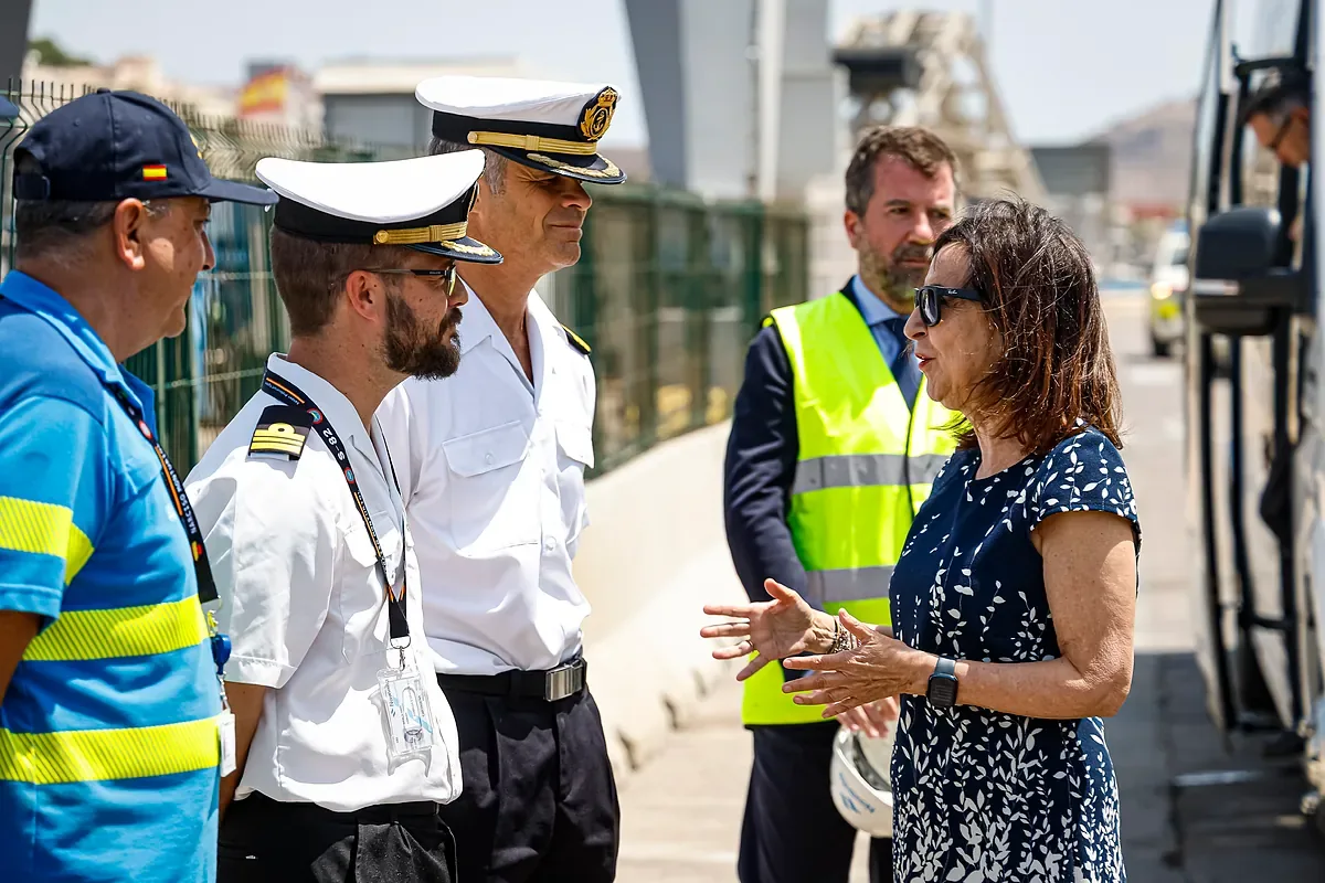 Margarita Robles distances herself from Moncloa's stance and will appear in the Senate at the request of the PP