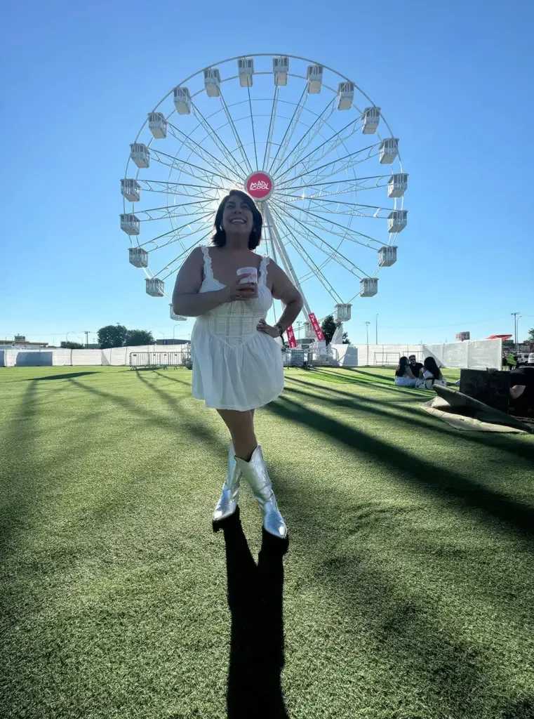 Andrea Rosa del Pino. 35 years old. Attends 20 festivals a year worldwide. Favorites: Mad Cool, Brava, Río Babel, Lollapalooza (Chile, Argentina, and Brazil). Genres: all, but especially pop.