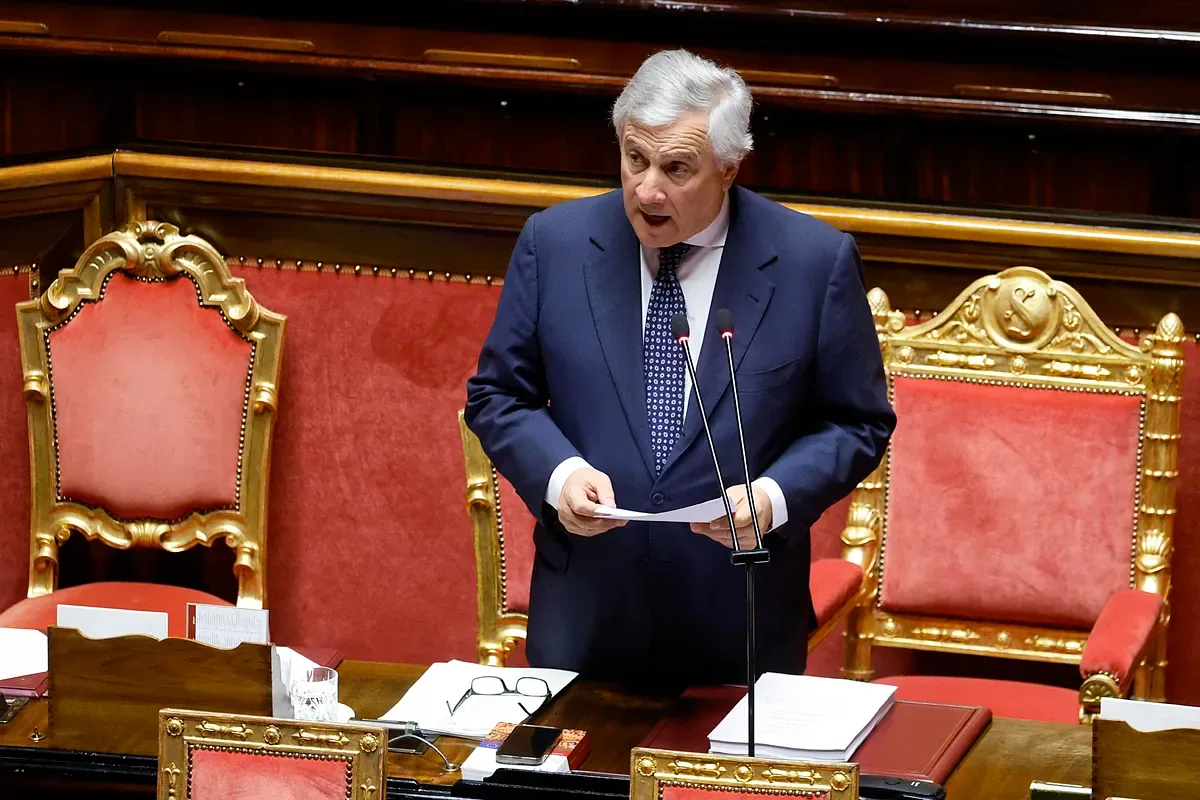 Tajani criticizes that Spain did not consult the EU about the regularization of migrants