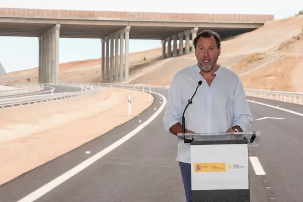 Puente tries to downplay the debate about Sánchez's succession: "What I said applies to the succession of the Pope, Mbappé, or Angelina Jolie's boyfriend"