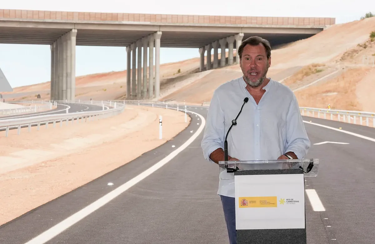 Puente tries to downplay the debate about Sánchez's succession: "What I said applies to the succession of the Pope, Mbappé, or Angelina Jolie's boyfriend"